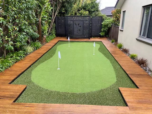 Synthetic putting green